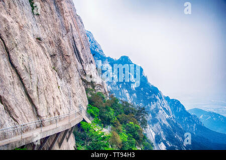 Il listone sanhuang modo fissata al lato della scogliera sul Monte brano nella Provincia di Henan in Cina. Foto Stock