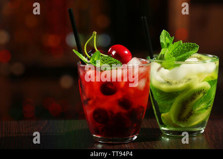 Bicchieri di cocktail al bar sulla luminosa sfondo sfocato Foto Stock
