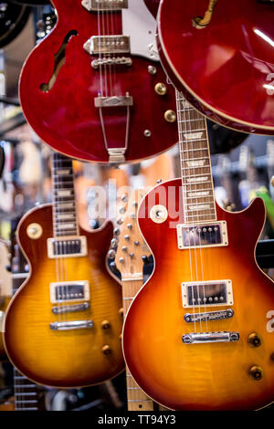 Les Paul gibson sul ripiano al music store pronto a rock and roll Foto Stock