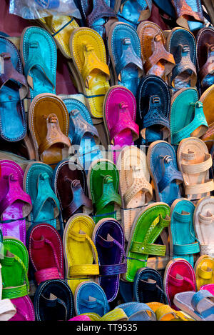 Un assortimento di scarpe in stallo del mercato in Marocco Foto Stock