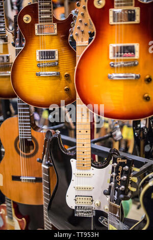 Les Paul gibson sul ripiano al music store pronto a rock and roll Foto Stock