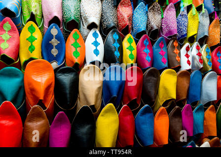 Un assortimento di scarpe in stallo del mercato in Marocco Foto Stock