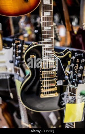 Les Paul gibson sul ripiano al music store pronto a rock and roll Foto Stock