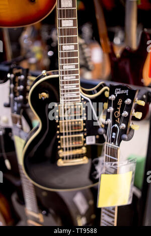 Les Paul gibson sul ripiano al music store pronto a rock and roll Foto Stock