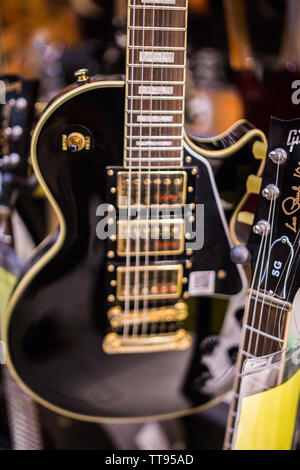 Les Paul gibson sul ripiano al music store pronto a rock and roll Foto Stock