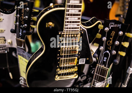 Les Paul gibson sul ripiano al music store pronto a rock and roll Foto Stock