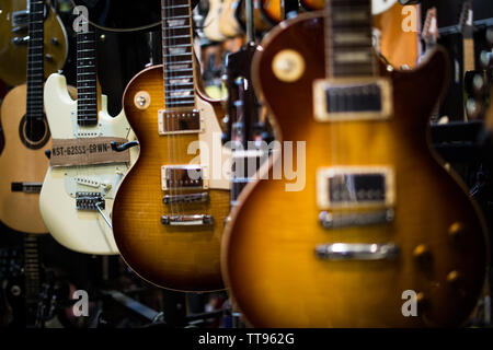 Les Paul gibson sul ripiano al music store pronto a rock and roll Foto Stock