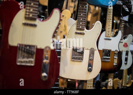 Tele chitarre elettriche in vendita su music store Foto Stock