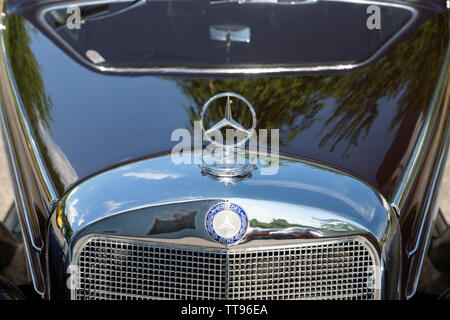 Un primo piano frontale di un colore marrone scuro vintage 1963 170 DS Mercedes Benz in Austria Inferiore Foto Stock