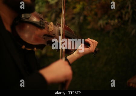 Il violinista eseguire al ristorante Foto Stock