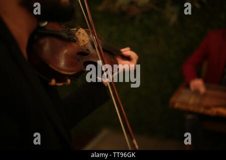 Il violinista eseguire al ristorante Foto Stock