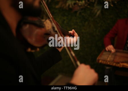 Il violinista eseguire al ristorante Foto Stock