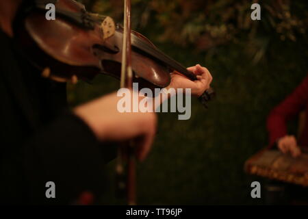 Il violinista eseguire al ristorante Foto Stock