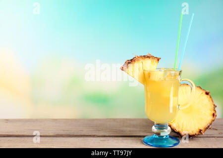 Freschi cocktail estivi sul tavolo di legno sul luminoso sfondo sfocato Foto Stock