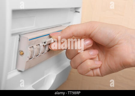 Donna di spegnere la scatola dei fusibili da vicino Foto Stock