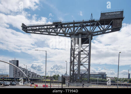 Ultimo gigante gru a sbalzo per essere costruito sul fiume Clyde Foto Stock