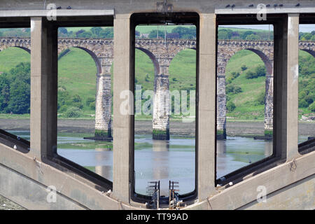 Dettaglio del Royal Tweed ponte con il Royal ponte di frontiera in background Foto Stock