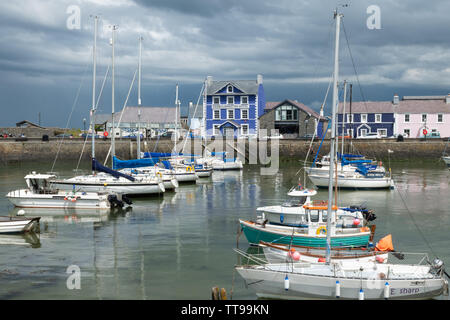 Il pittoresco porto e affascinante cittadina Georgiana di Aberaeron su Cardigan Bay costa in Ceredigion, Wales, Regno Unito Foto Stock