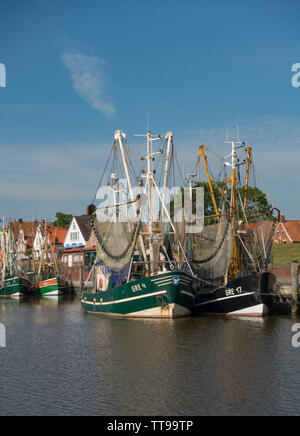 Barche da pesca in porto. Greetsiel. Frisia orientale, Bassa Sassonia, Germania Foto Stock