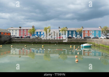 La pittoresca cittadina Georgiana di Aberaeron su Cardigan Bay costa in Ceredigion, Wales, Regno Unito, con dipinto luminosamente case di città. Foto Stock