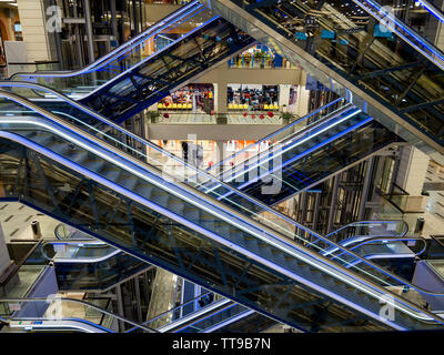Voronezh, Russia - 20 Ottobre 2018: soluzione architettonica quando si utilizzano scale mobili nel centro commerciale 'Gallery Chizhov', Voronezh Foto Stock