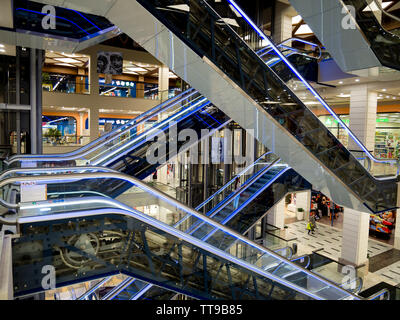 Voronezh, Russia - 20 Ottobre 2018: intersecante scale mobili, centro commerciale 'Gallery Chizhov', Voronezh Foto Stock