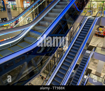 Voronezh, Russia - 20 Ottobre 2018: un numero di scale mobili con illuminazione blu nel centro commerciale 'Gallery Chizhov', Voronezh Foto Stock