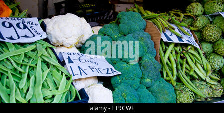 Le verdure sul mercato in stallo a cadice, Andalusia, Spagna Foto Stock