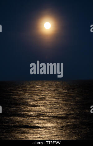 Luna piena sorgere Foto Stock