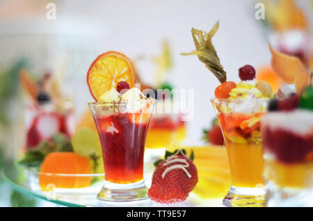 Dessert con arancia, fragola, soft drink al caso Foto Stock