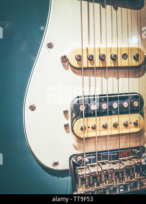 Blue vintage chitarra elettrica close up pick up stringhe e pick guard Foto Stock
