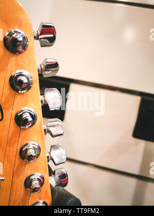 Chitarra elettrica motrice close up per sintonizzare le stringhe Foto Stock