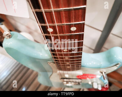 Blu vintage guitar fret board close up Foto Stock