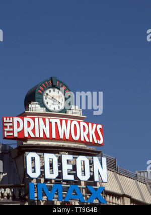 Segno Printworks e orologio sul tetto di Printworks complesso di intrattenimenti nel centro della città di Manchester, Regno Unito Foto Stock