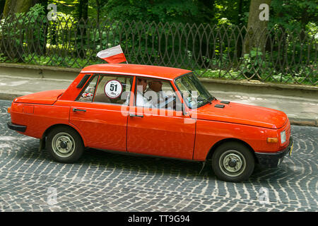 Lviv, Ucraina - 2 Giugno 2019: vecchia auto retrò WARTBURG con il suo proprietario e passeggero sconosciuto assunzione di partecipazione in gara Leopolis grand prix 2019, Ukra Foto Stock