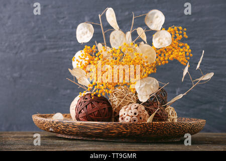Composizione di fiori secchi sulla parete blu sullo sfondo Foto Stock