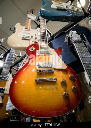 Les Paul gibson sul ripiano al music store pronto a rock and roll Foto Stock