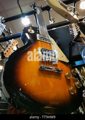 Les Paul gibson sul ripiano al music store pronto a rock and roll Foto Stock