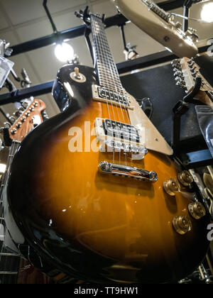 Les Paul gibson sul ripiano al music store pronto a rock and roll Foto Stock