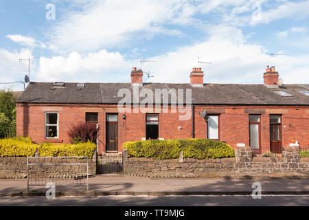 I minatori benessere Row - una fila di mattoni rossi minatori cottages - in Croy, North Lanarkshire, Scotland, Regno Unito Foto Stock