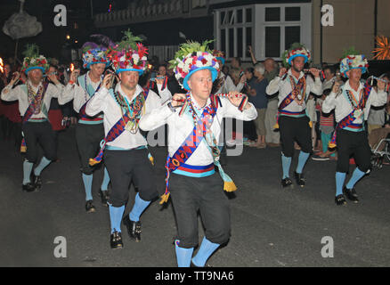 SIDMOUTH, Devon, Inghilterra - agosto 10th 2012: Una troup inglese tradizionale Morris ballerini prende parte alla notte tempo processione di chiusura o settimana della musica folk Foto Stock