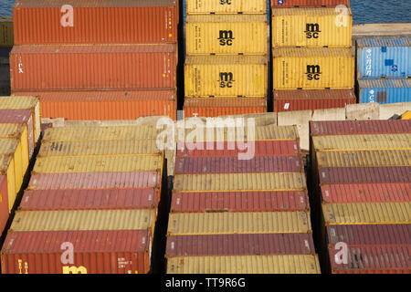 Impilate i contenitori di spedizione sul dock a La Spezia porto commerciale, provincia della Spezia, Italia, Europa Foto Stock