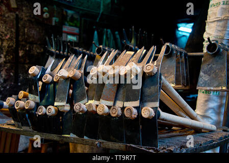 Strumenti di mercato in stallo bazar di sanliurfa, Turchia Foto Stock