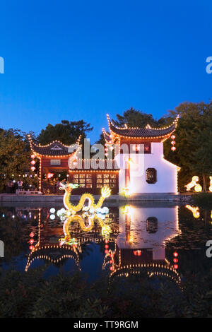 La barca di pietra padiglione e il laghetto di loto con la magia di lanterne presentano al tramonto nel Giardino Cinese, Montreal Giardino Botanico, Quebec, Canada Foto Stock