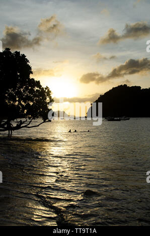 Foto scattata a las cabanas elnido guardando i colori del bellissimo tramonto sulla spiaggia e onde bellissime che bagna la riva riflessioni Foto Stock