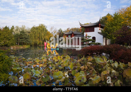 La barca di pietra padiglione e il laghetto di loto con la magia di lanterne presentano nel Giardino Cinese, Montreal Giardino Botanico, Quebec, Canada Foto Stock