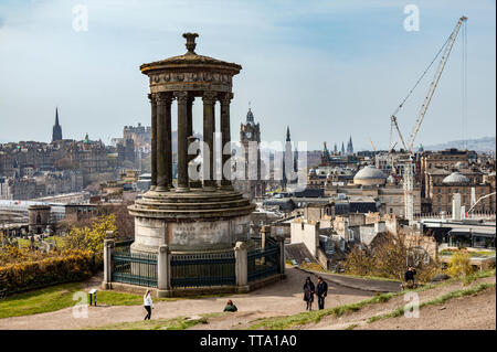 Vista sul centro della città di Edimburgo in Scozia, dal Calton Hill. Playfair's Dugald Steward monumento in primo piano e varie attrazioni di Edimburgo. Foto Stock