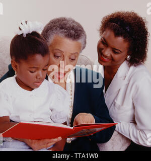 Tre generazioni di donne learning Foto Stock