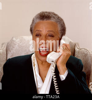 African American nonna sul telefono Foto Stock
