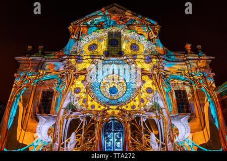 Lo stile barocco della facciata di San Pietro Abbazia illuminato con luci colorate durante la Gent light festival (Gent in fiammingo), Belgio. Foto Stock